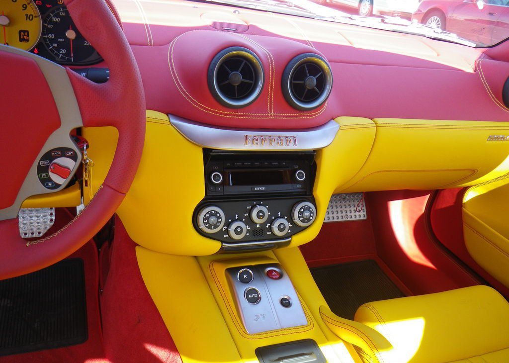 Izgleda da dostavni F430 pokreće trend, jer ovo je još jedan Ferrari koji je očito dizajnirao Ronald McDonald