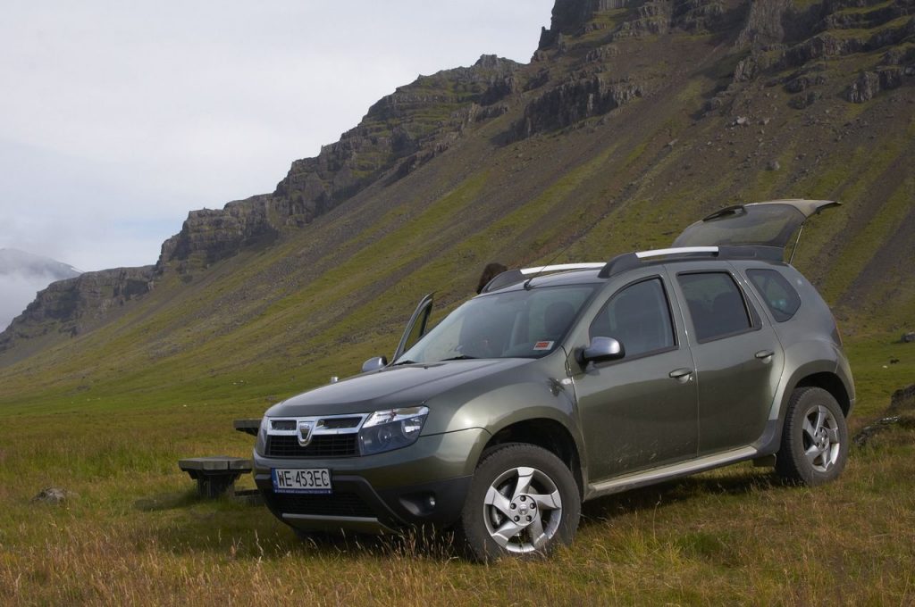 Nadam se da ova Dacia Duster nije duže vrijeme bila parkirana na ovoj vlažnoj travi...