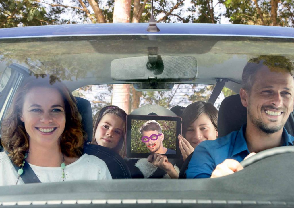 Tata vozi Sandero i kiselo se smije iz nekog razloga