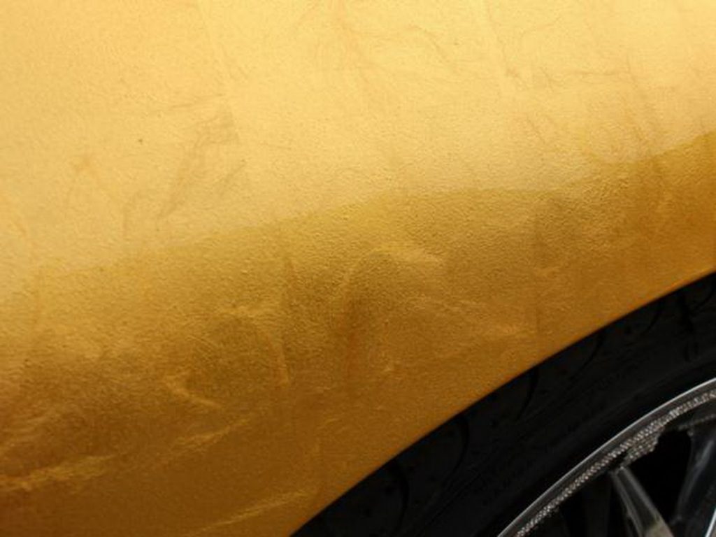 Zlatna boja ispada poput niti vodilje za ovaj automobil.
