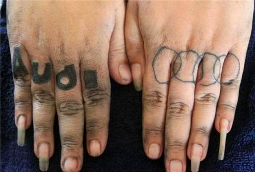 Ova tetovaža pripada ponosnom vlasniku jednog Audija.