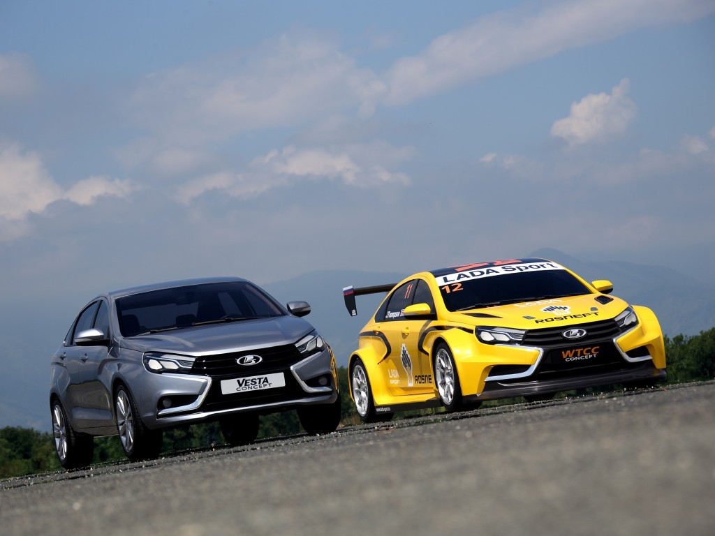 Lada Vesta u civilnoj i trkaćoj verziji. Ah te sličnosti...