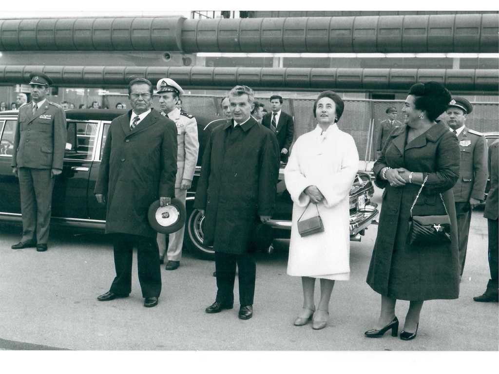 Drugovi Tito i Nicolea i njihove drugarice Elena i Jovanka ispred Brozove nove pile