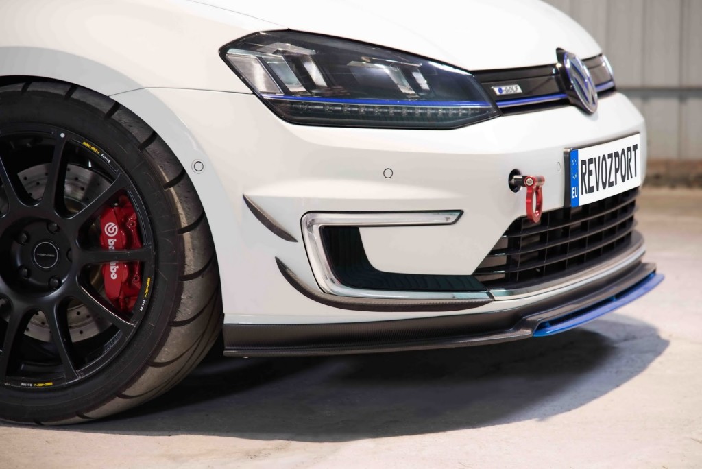 Ovaj "tjunirani" e-Golf ima dodatke na prednjem braniku...