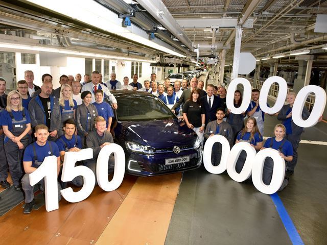 Eto ga...150 miljunti automobil i vesela ekipa koja ga je proizvela.
