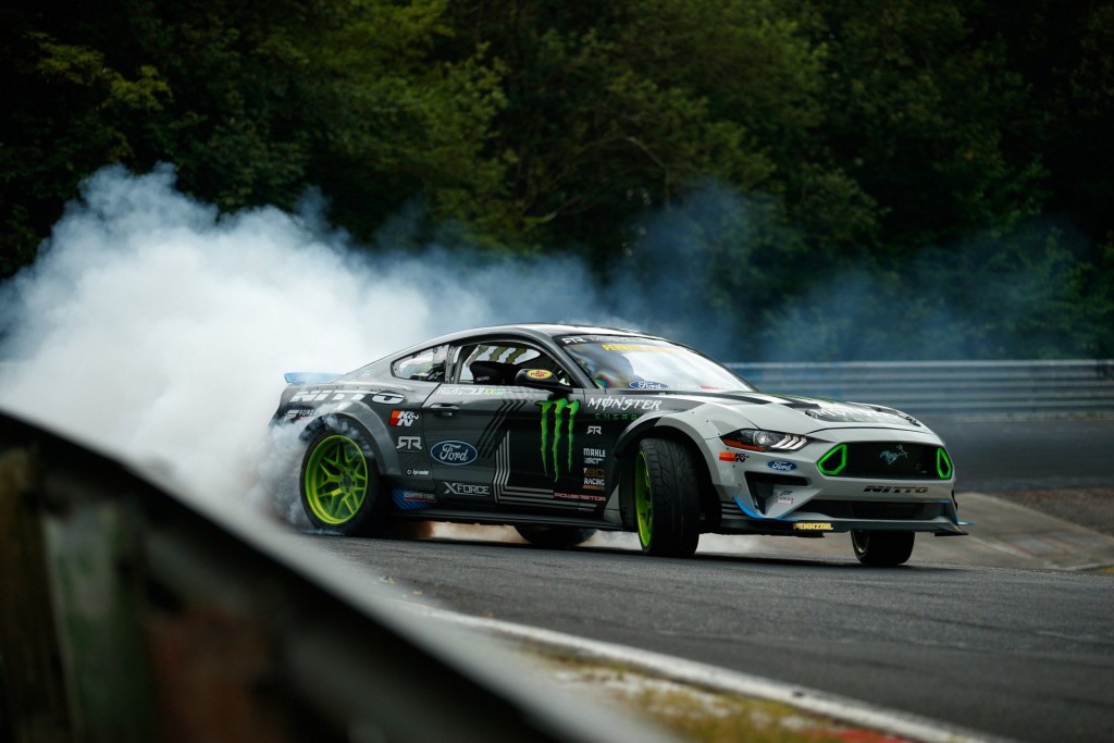 Vaughn Gittin Jr. i Mustang RTR - naravno, po boku.