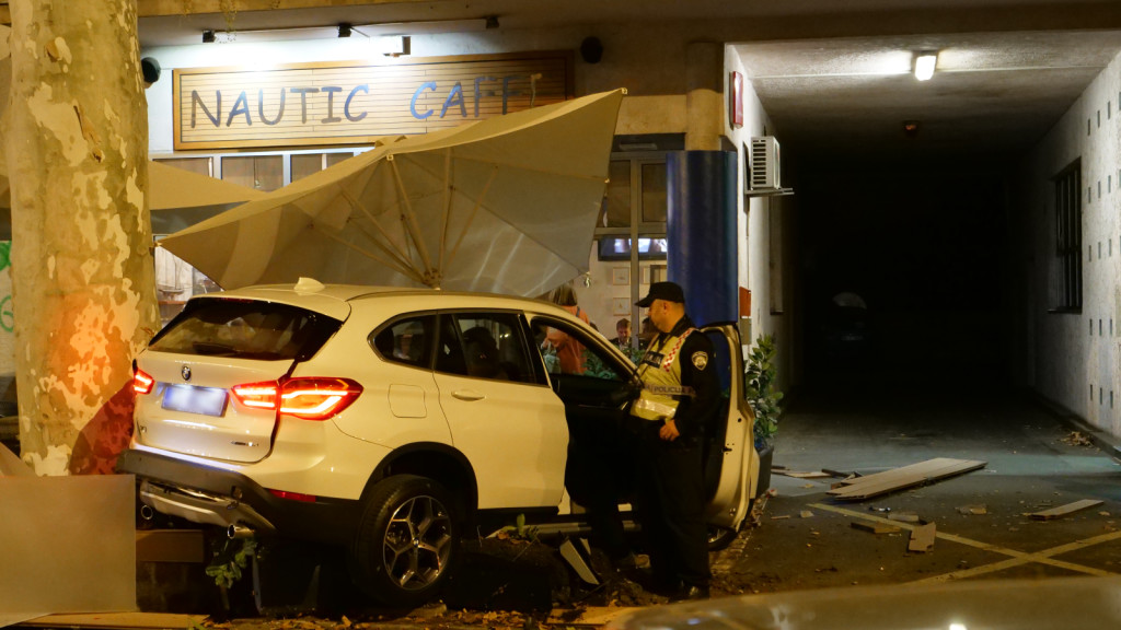 BMW X1 uletio na terasu kafića Nautic Caffe