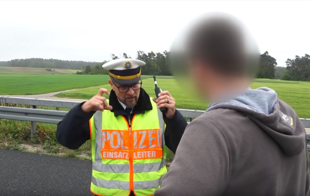 Šokirajući ih želimo im pokazati da ovo nije igra, nego gorka stvarnost. Pokažite malo poštovanja - rekao je policajac...